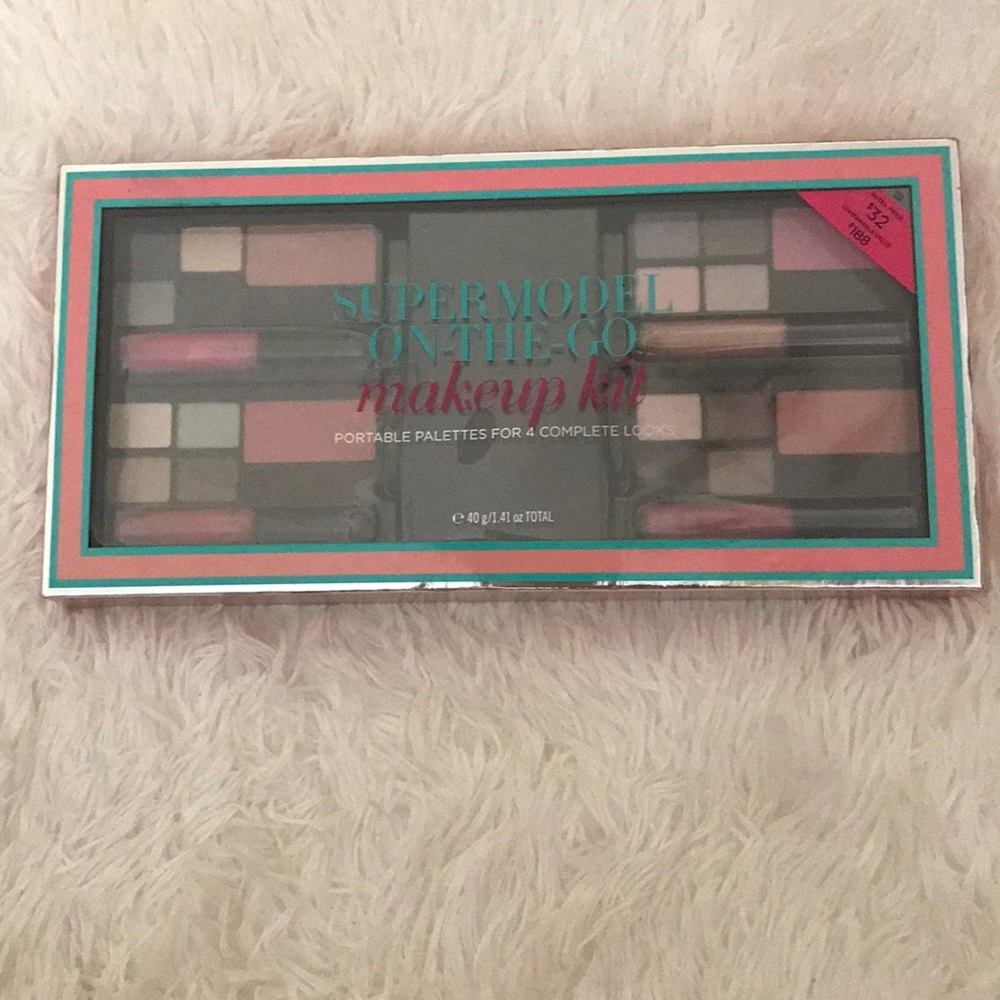 ▪️SOLD▪️Victoria'sSecret on-the-go make up kit. NW